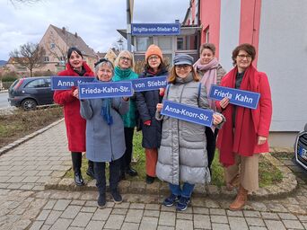 Mitglieder unseres Clubs in Buttenheim mit "weibl." Straßenschildern